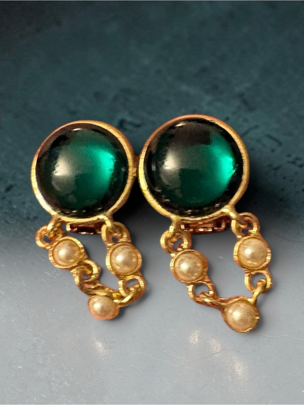 VTG Emerald Green Jelly Belly Gold Dangle Pearl Clip On Earrings